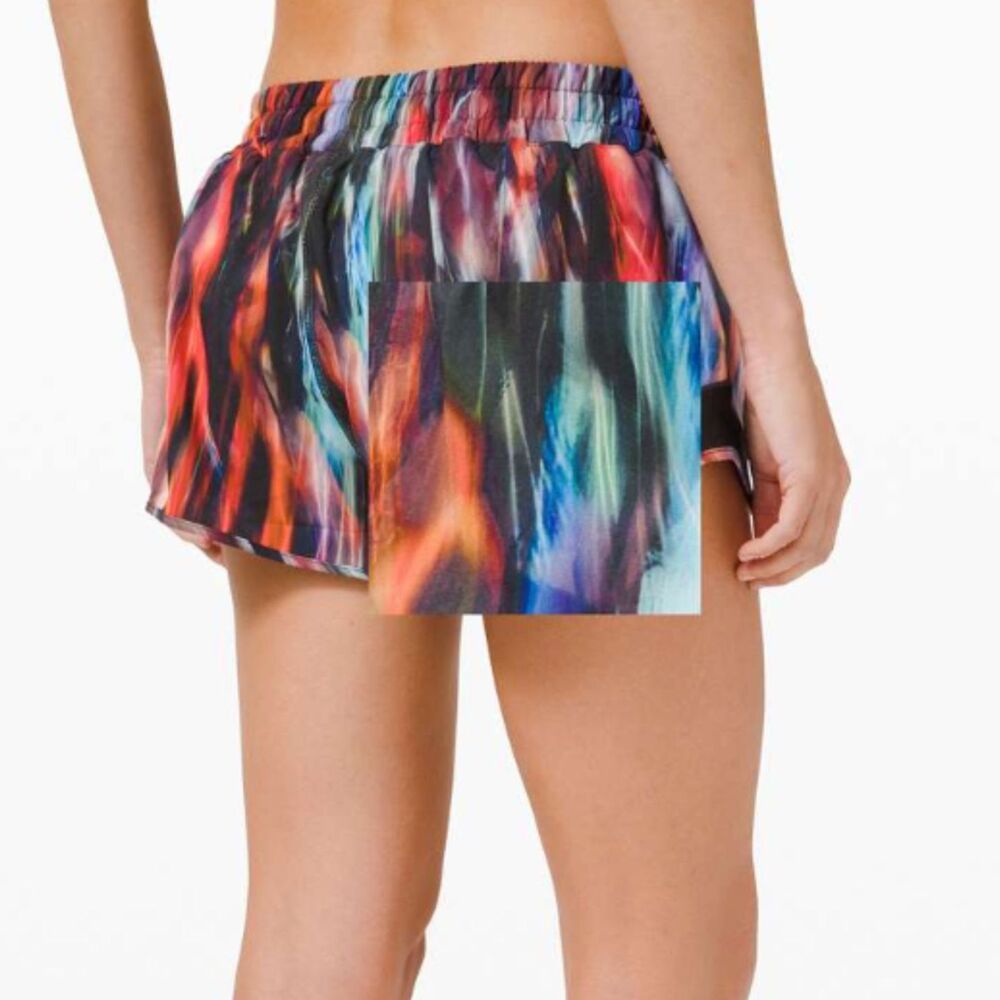 Lululemon Hotty Hot Short II *2.5" Low Rise Chroma Fusion Multi / Black Size 8